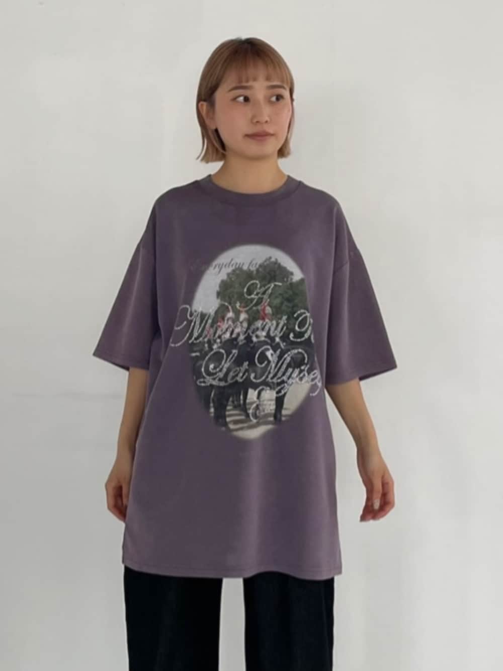 ブラック系のデニムパンツ、パープル系のTシャツ/カットソーを着用したレディースの夏コーディネートの2枚目の写真