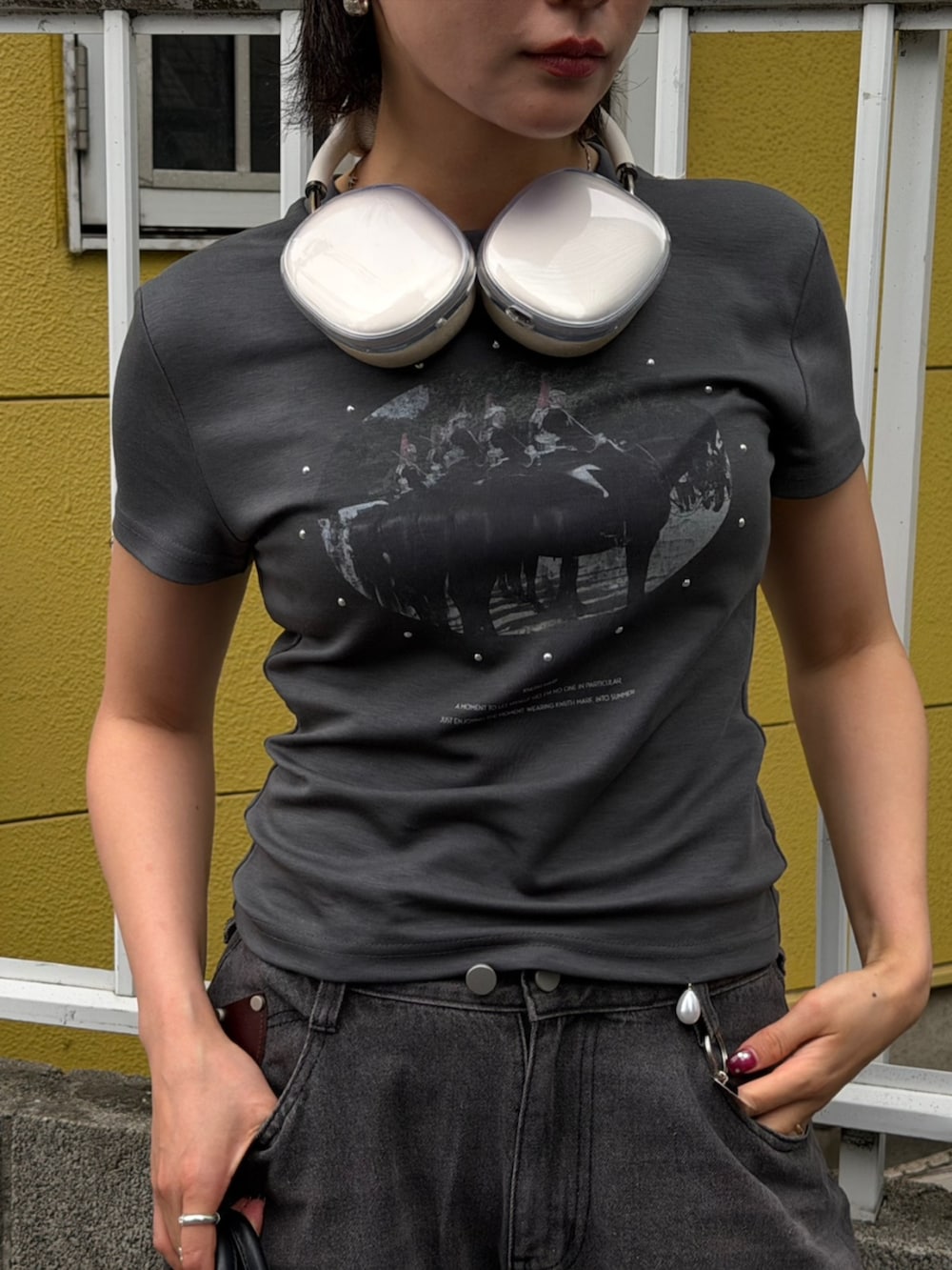 グレー系のデニムパンツ、グレー系のTシャツ/カットソーを着用したレディースの夏コーディネートの3枚目の写真