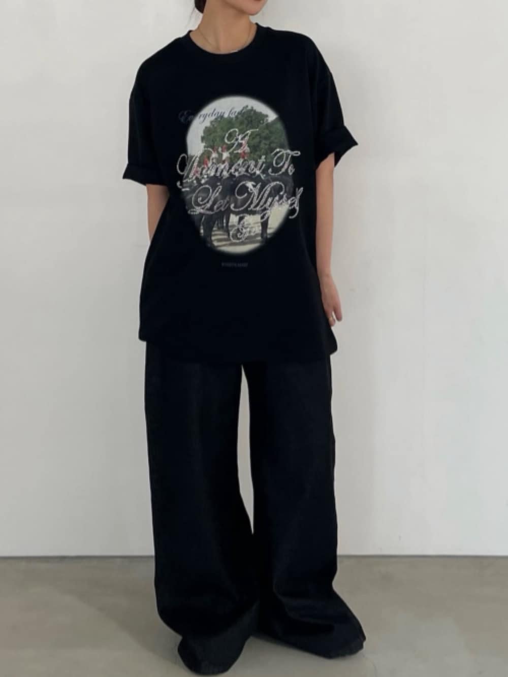 ブラック系のデニムパンツ、ブラック系のTシャツ/カットソーを着用したレディースの夏コーディネートの2枚目の写真