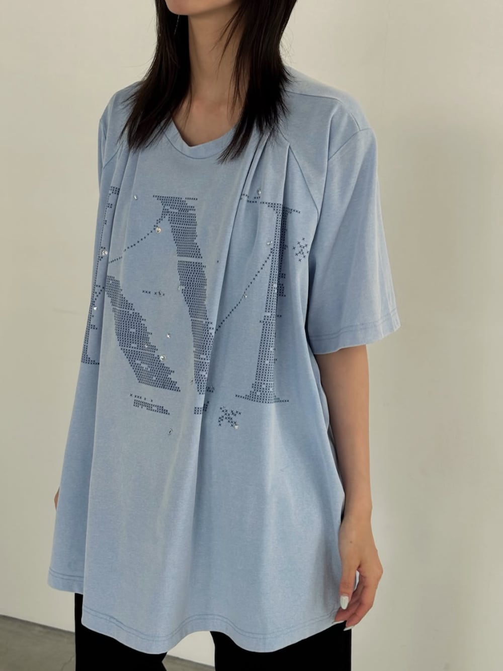 ブラック系のデニムパンツ、ブルー系のTシャツ/カットソーを着用したレディースの夏コーディネートの3枚目の写真