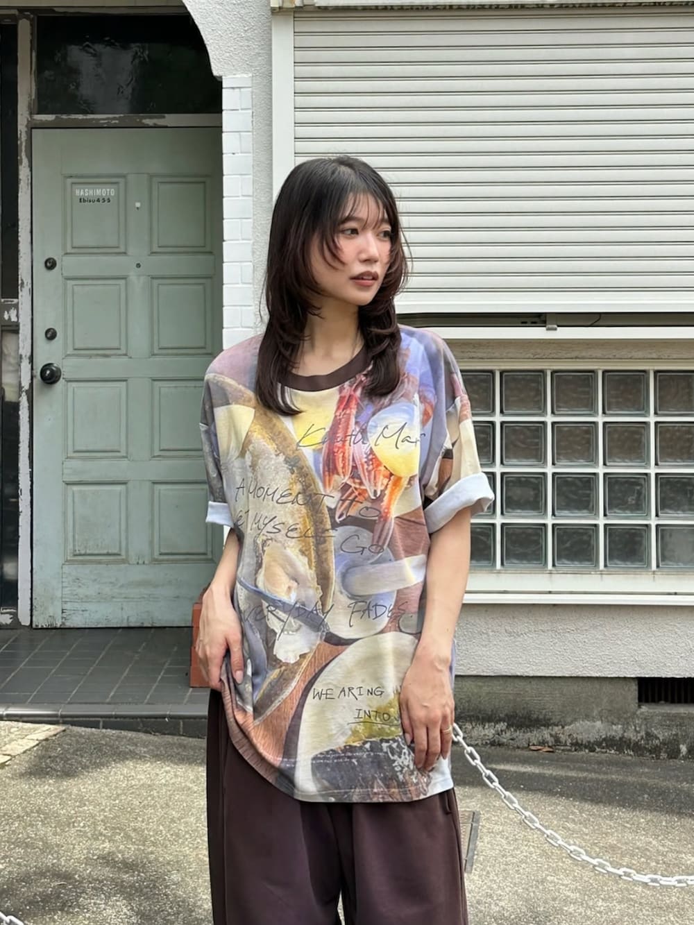その他のTシャツ/カットソー、ブラウン系のスウェットパンツを着用したレディースの夏コーディネートの3枚目の写真