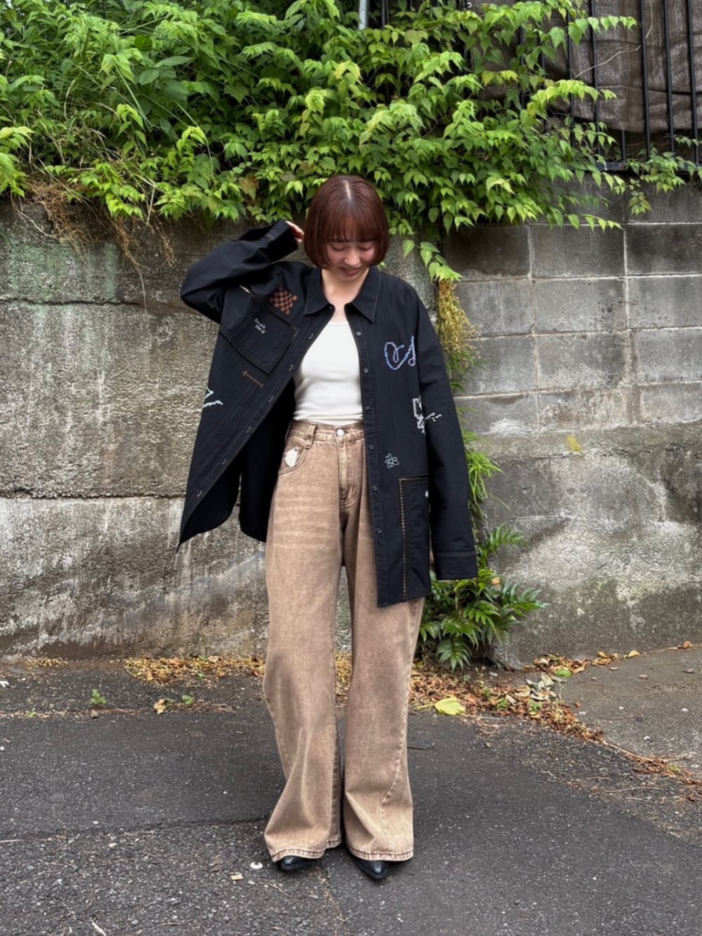 ブラウン系のデニムパンツ、ブラック系のシャツ/ブラウスを着用したレディースの夏コーディネートの2枚目の写真