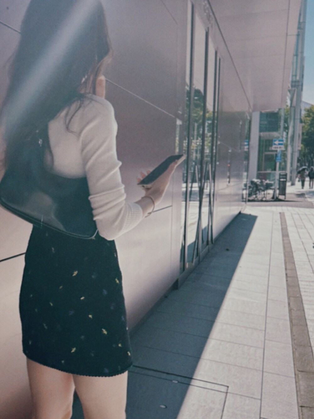 「秋ルック紹介するよ、休日スタイル、秋冬コーデ、大人かわいい、シンプル、秋服、きれいめ、お洒落さんとつながりたい、モノトーンコーデ、今日のコーデ」｜「BEAMSのアイテム（スカート、ブラック系）」を使った、aiainさん（レディース・169cm）の秋コーディネートの2枚目の写真