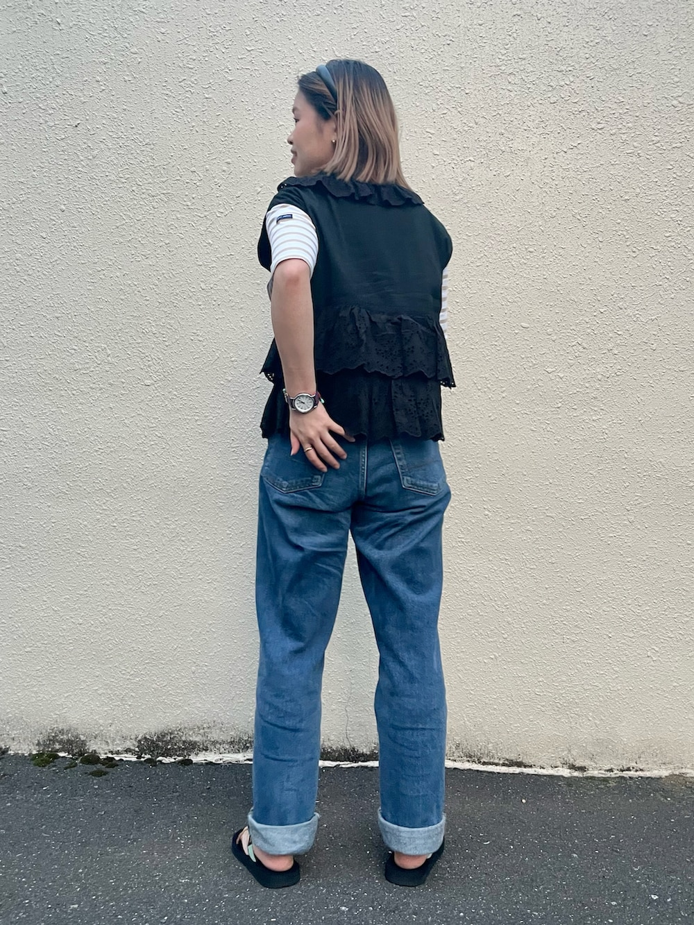 ブルー系のデニムパンツ、ブラック系のシャツ/ブラウス、ホワイト系のTシャツ/カットソーを着用したレディースの春コーディネートの2枚目の写真