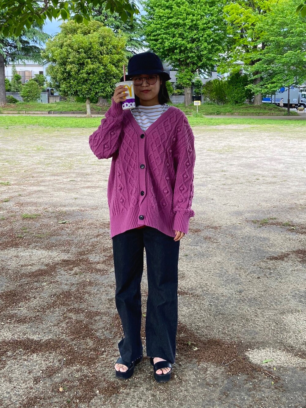 ピンク系のカーディガン/ボレロ、ブルー系のデニムパンツ、ブラック系のサンダルを着用したレディースの春コーディネートの2枚目の写真