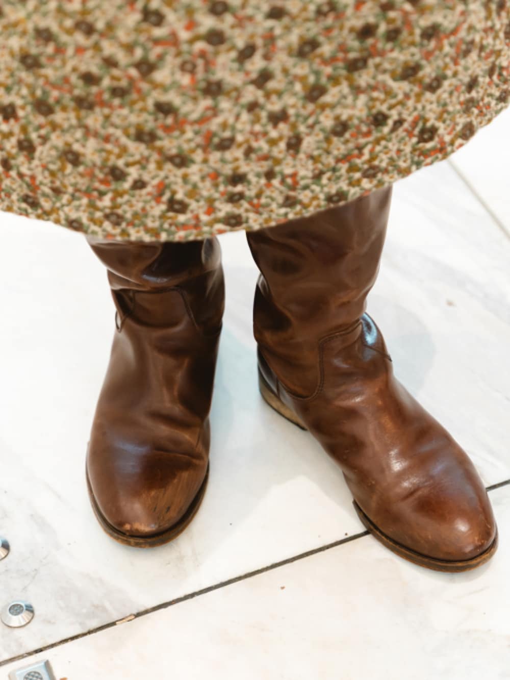 ブラック系のショルダーバッグ、パープル系のジャケット/アウターを着用したレディースの冬コーディネートの3枚目の写真