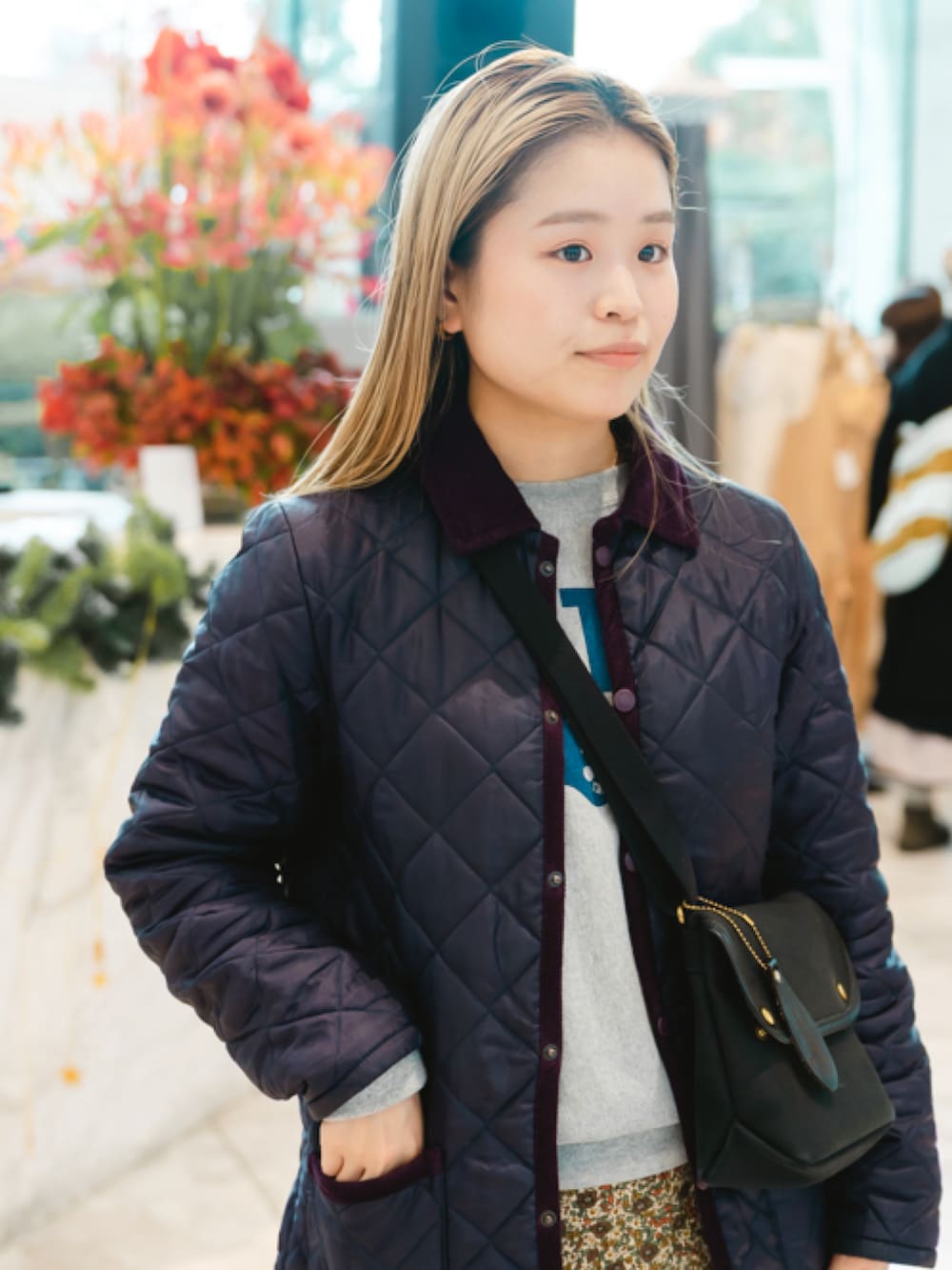 ブラック系のショルダーバッグ、パープル系のジャケット/アウターを着用したレディースの冬コーディネートの2枚目の写真