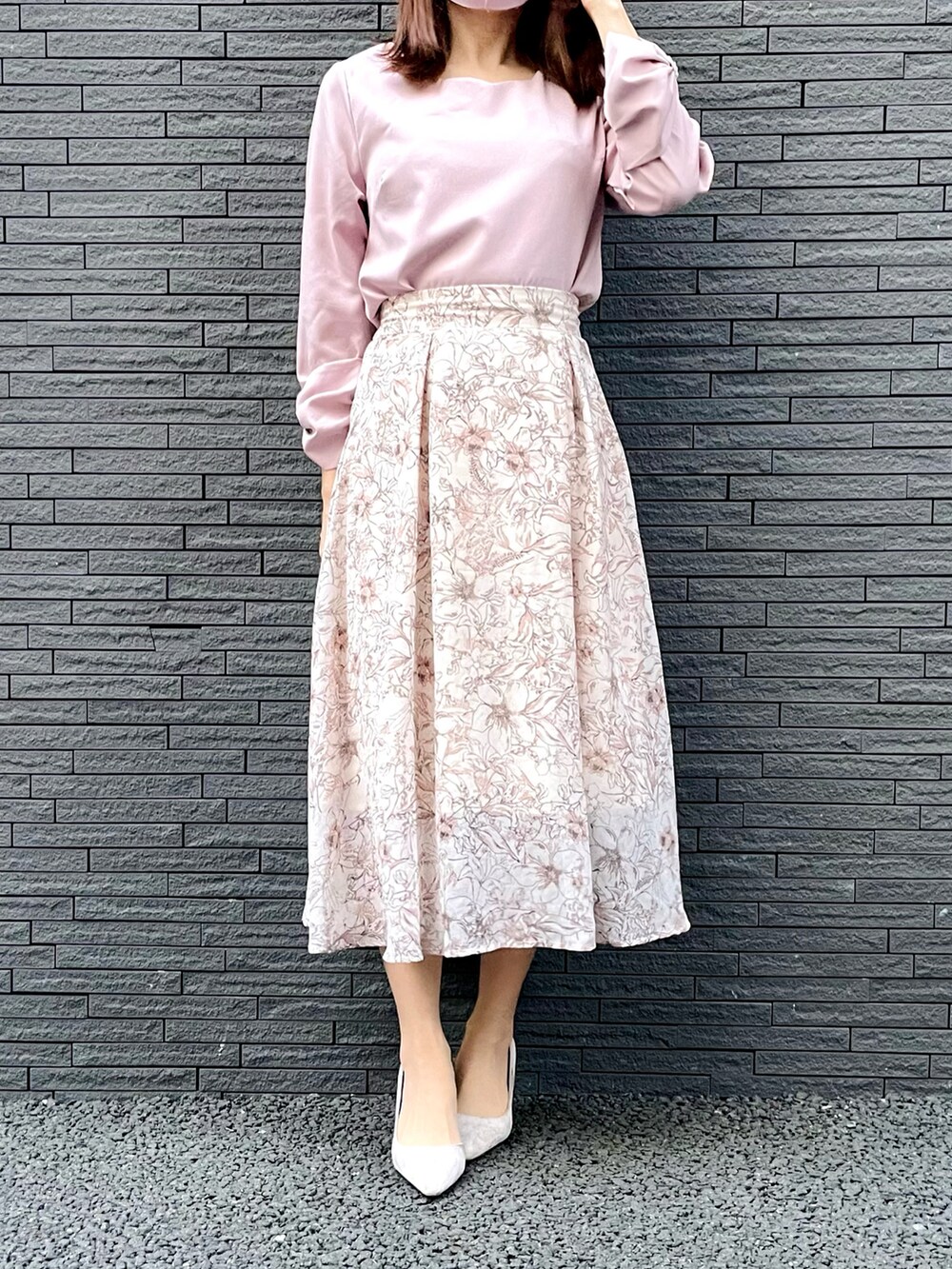 「デニムジャケット、ジージャン、花柄スカート、フレアスカート、ピンクコーデ、きれいめカジュアル、春コーデ、春服、デート」｜「GRLのアイテム（Tシャツ/カットソー、ピンク系）」を使った、naaさん（レディース・152cm）の春コーディネートの2枚目の写真