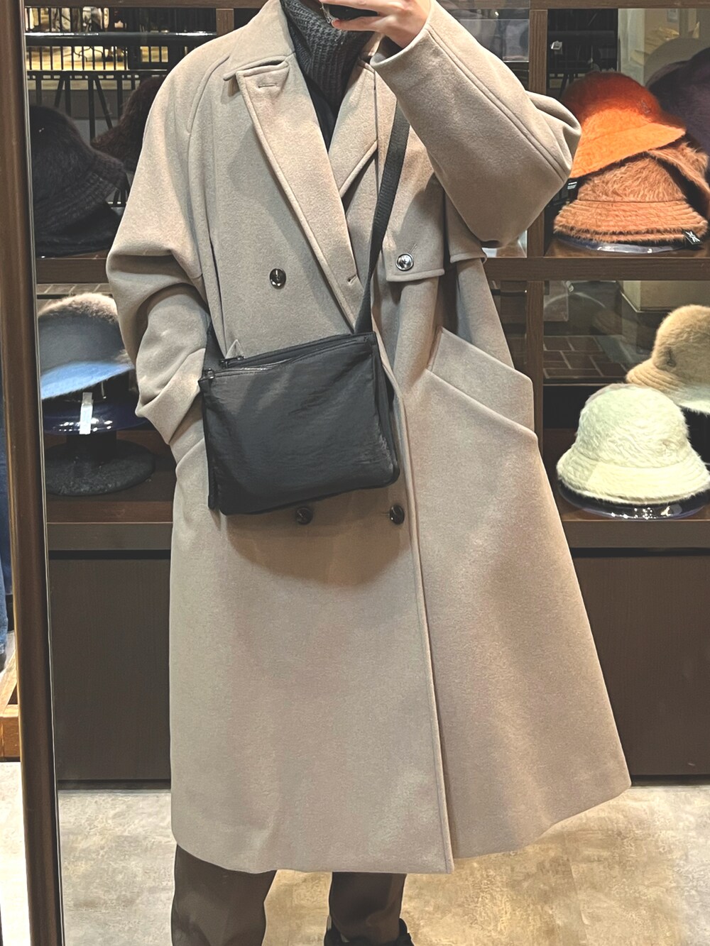「Junred、UNIQLO、PUBLIC TOKYO、WYM、WYM LIDNM、冬コーデ、きれいめカジュアル、タートルネック、デート、デートコーデ、ユニクロ、カジュアルコーデ、シンプル、オトナカジュアル、プチプラ」｜「JUNREDの【Trend Design】ドルマントレンチオーバーコート（トレンチコート、ベージュ系）」を使った、yuuukeyさん（メンズ・164cm）の冬コーディネートの2枚目の写真