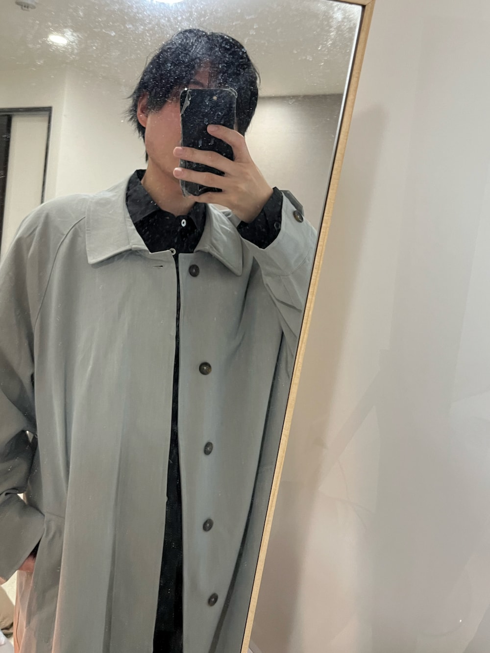 「ワイドパンツ、デニム、remer、WYM、WYM LIDNM、プチプラ、プチプラコーデ、きれいめカジュアル、デートコーデ、デート、カジュアルコーデ、大人カジュアル、カジュアル、ゆるコーデ、お出かけコーデ」｜「remerのloose soutien collar long coat/ルーズステンカラーコート（ステンカラーコート、グレー系）」を使った、yuuukeyさん（メンズ・164cm）の冬コーディネートの2枚目の写真