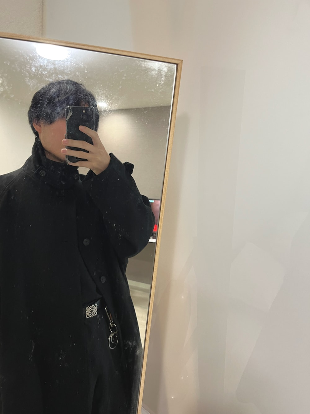 「冬を彩る色いろコーデ、冬コーデ、プチプラ、プチプラコーデ、LOEWE、Hender Scheme、GU、GUコーデ、remer、大人コーデ、きれいめカジュアル、カジュアルコーデ、デート、デートコーデ、シンプルコーデ」｜「remerのloose balcollar over coat / ルーズバルカラーオーバーコート（ステンカラーコート、ブラック系）」を使った、yuuukeyさん（メンズ・164cm）の冬コーディネートの2枚目の写真