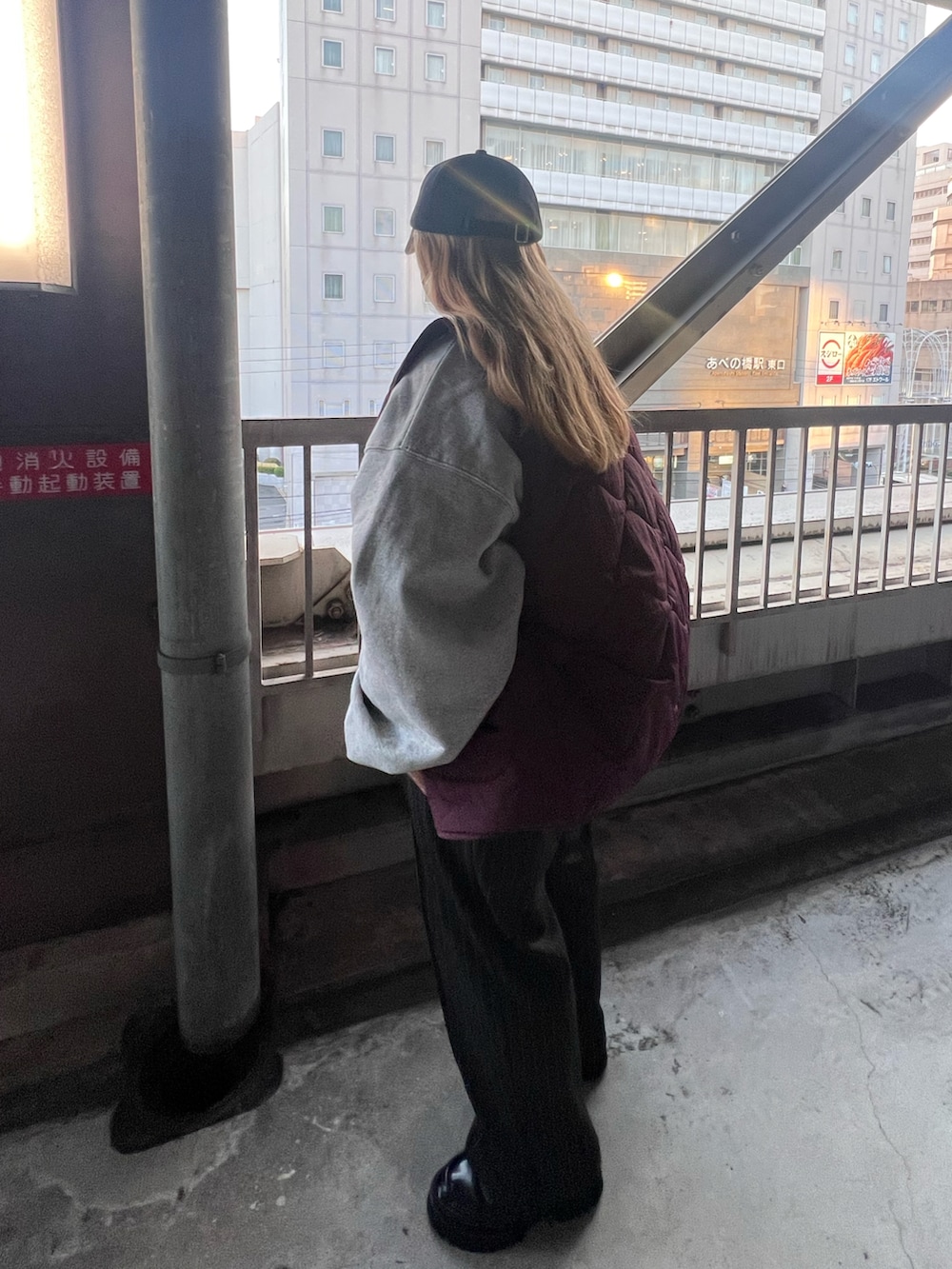 ブラック系のローファー、ブラック系のスラックス、グレー系のスウェットを着用したレディースの春コーディネートの2枚目の写真