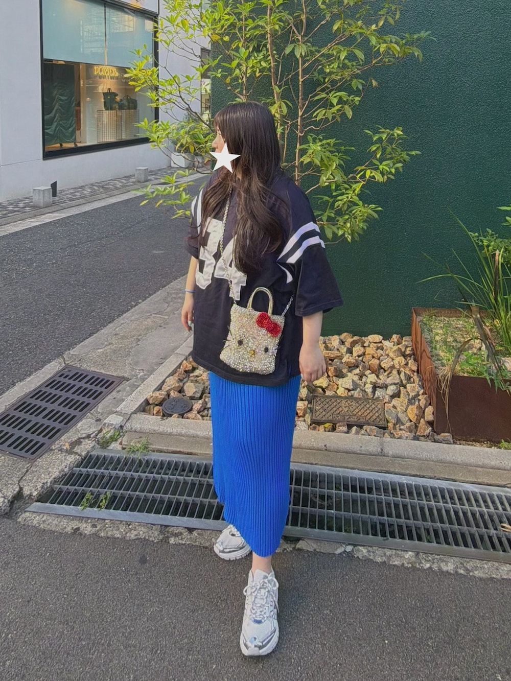 ブルー系のTシャツ/カットソー、ブルー系のスカート、シルバー系のショルダーバッグを着用したレディースの夏コーディネートの2枚目の写真