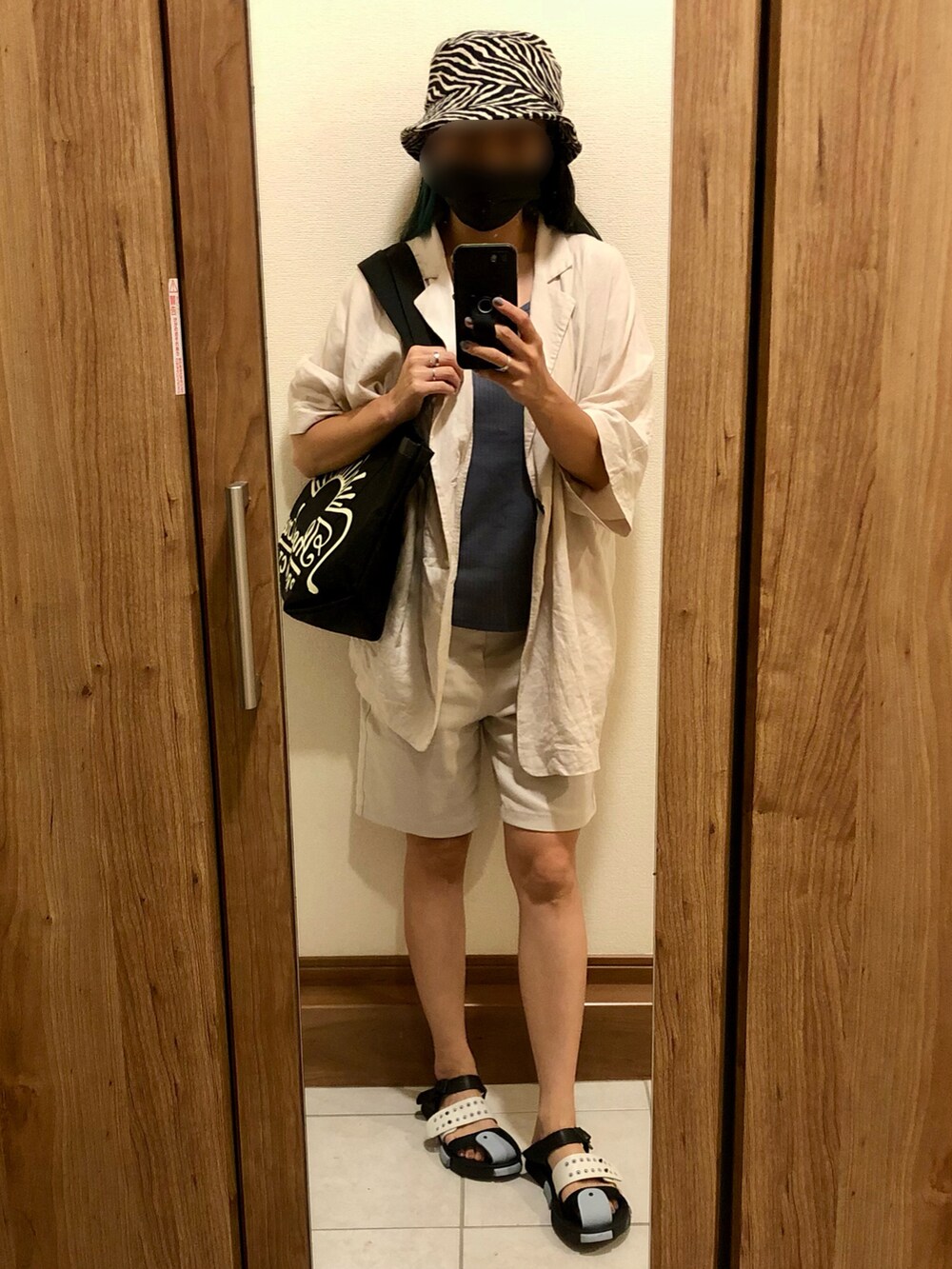 ホワイト系のその他アウター、ブラック系のトートバッグ、ベージュ系のその他パンツを着用したレディースの夏コーディネートの2枚目の写真