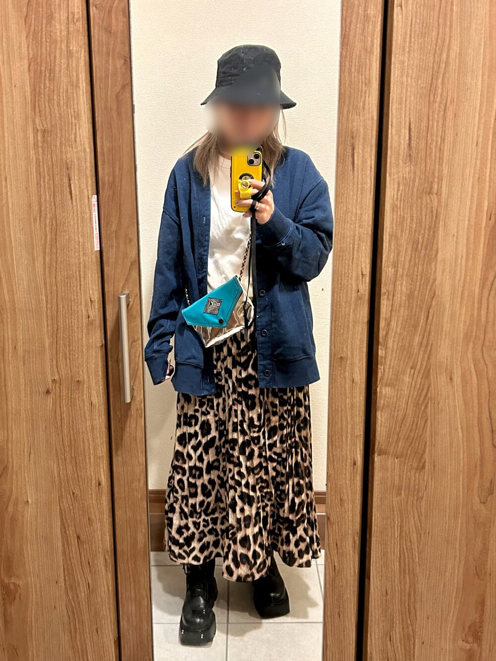 ブルー系のカーディガン/ボレロ、シルバー系のショルダーバッグ、その他のスカートを着用したレディースの春コーディネートの3枚目の写真