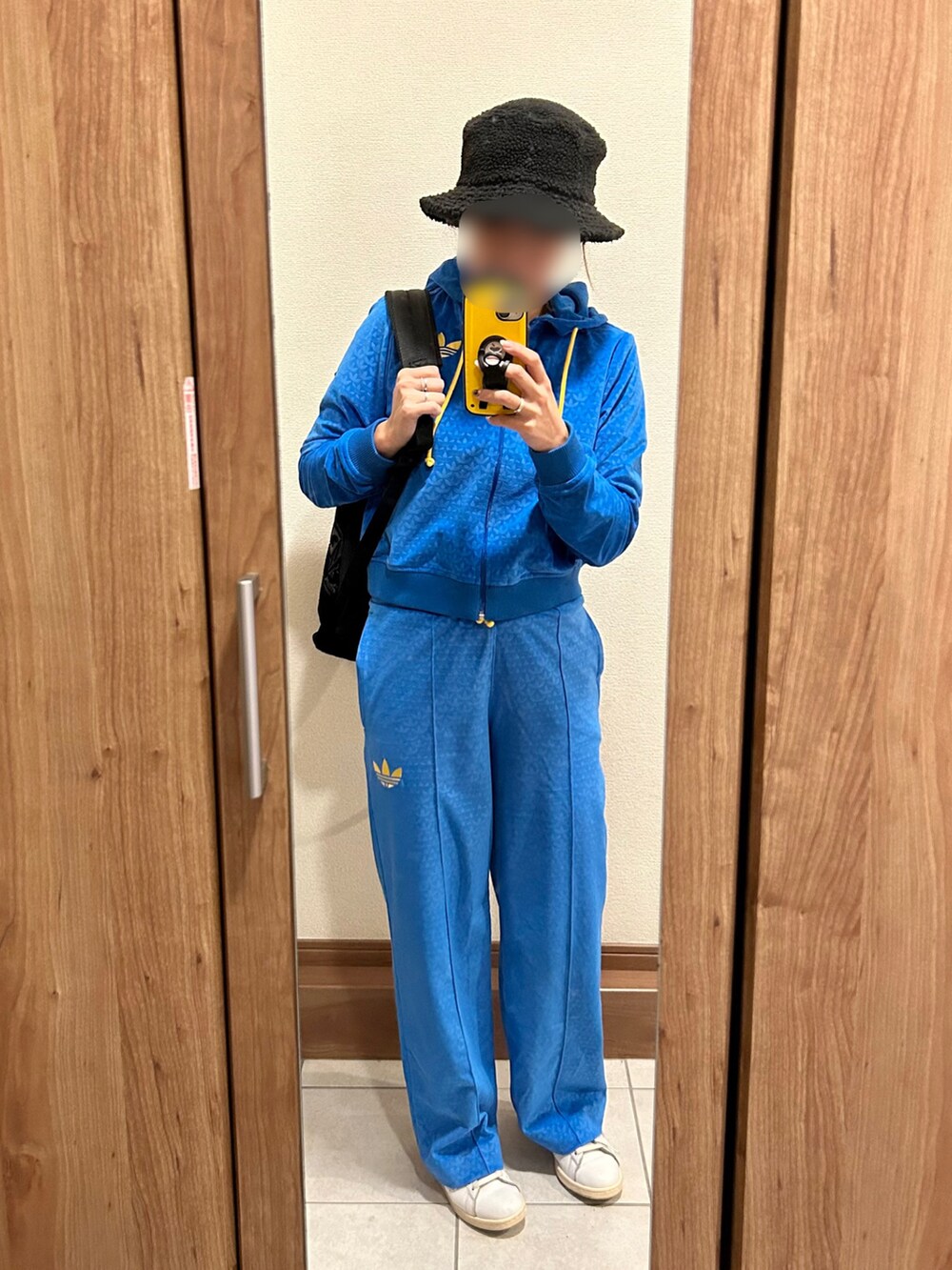 ブルー系のパーカー、ブルー系のスウェットパンツ、ブラック系のバックパック/リュックを着用したレディースの秋コーディネートの2枚目の写真