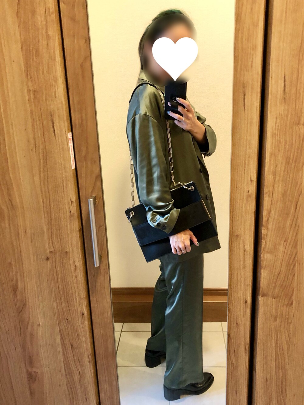 グリーン系のその他アウター、グリーン系のその他パンツ、ブラック系のドレスシューズを着用したレディースの秋コーディネートの2枚目の写真