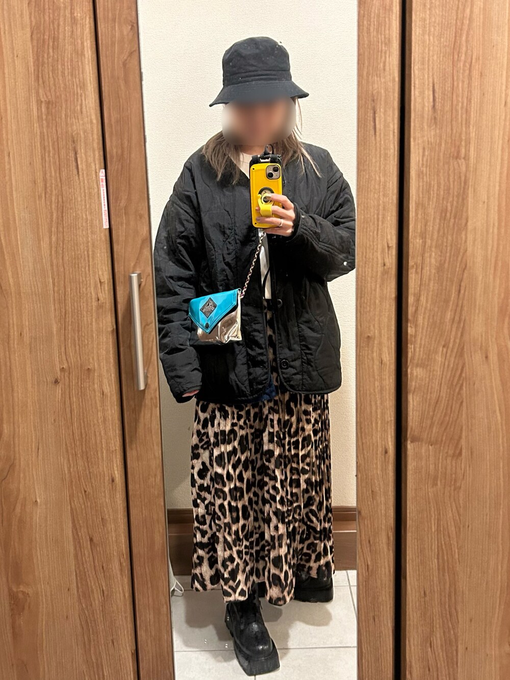 ブルー系のカーディガン/ボレロ、シルバー系のショルダーバッグ、その他のスカートを着用したレディースの春コーディネートの2枚目の写真