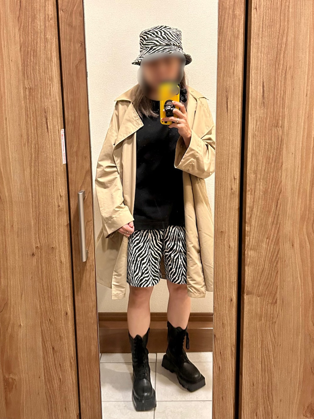 シルバー系のトートバッグ、ブラック系のその他パンツ、ブラック系のブーツを着用したレディースの秋コーディネートの2枚目の写真