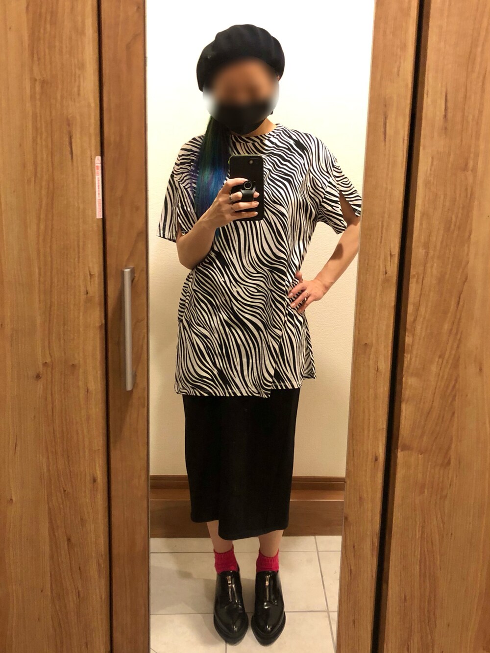 その他のTシャツ/カットソー、ブラック系のスカート、ブラック系のドレスシューズを着用したレディースの春コーディネートの2枚目の写真