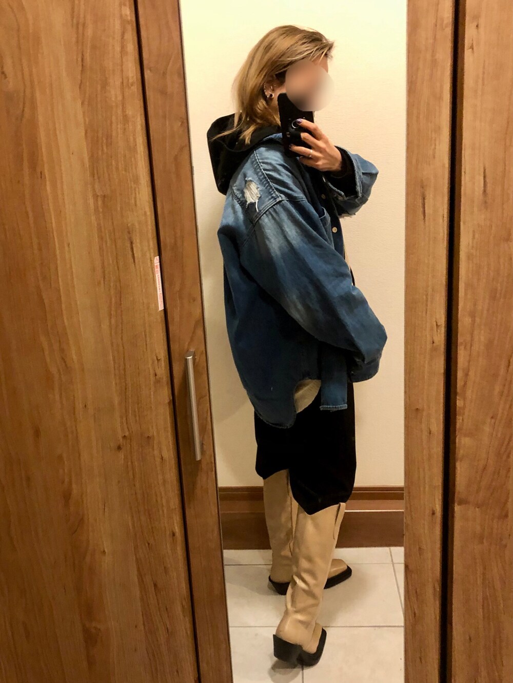 ブルー系のシャツ/ブラウス、ブラック系のその他パンツ、ベージュ系のブーツを着用したレディースの春コーディネートの2枚目の写真