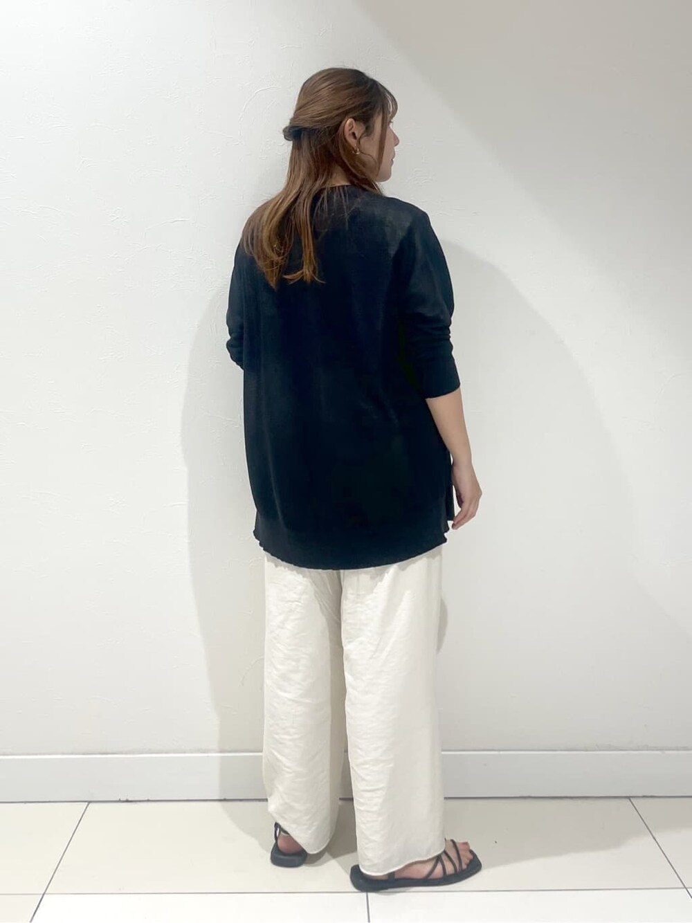 ホワイト系のシャツ/ブラウス、ホワイト系のその他パンツを着用したレディースの夏コーディネートの8枚目の写真