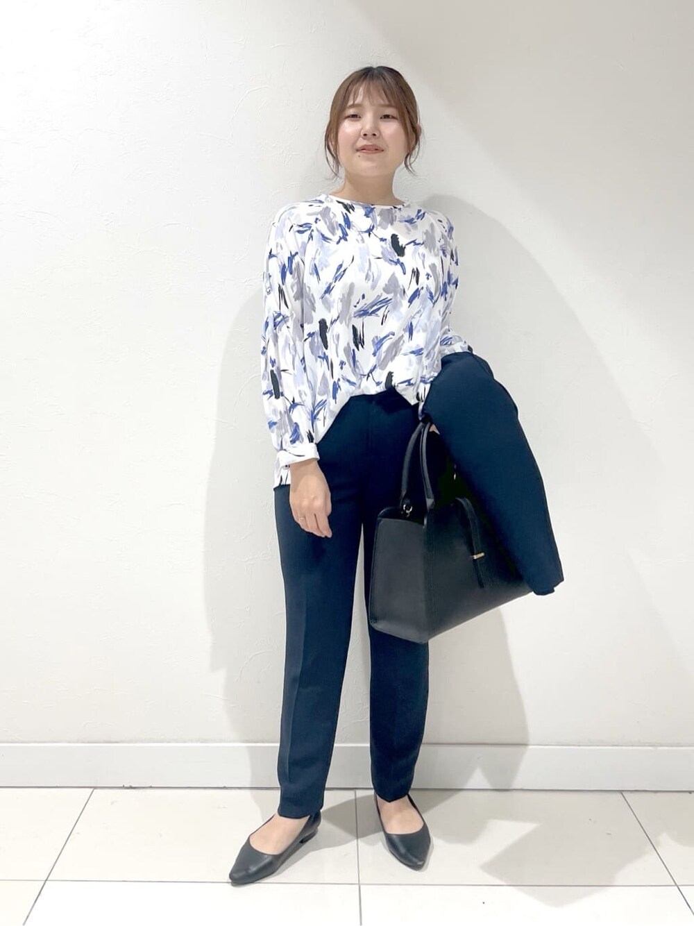 ブルー系のスーツジャケット、ブルー系のスーツパンツ、ブルー系のシャツ/ブラウスを着用したレディースの冬コーディネートの4枚目の写真
