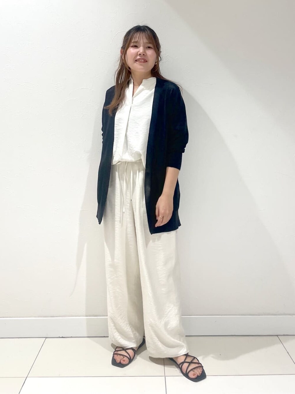 ホワイト系のシャツ/ブラウス、ホワイト系のその他パンツを着用したレディースの夏コーディネートの6枚目の写真