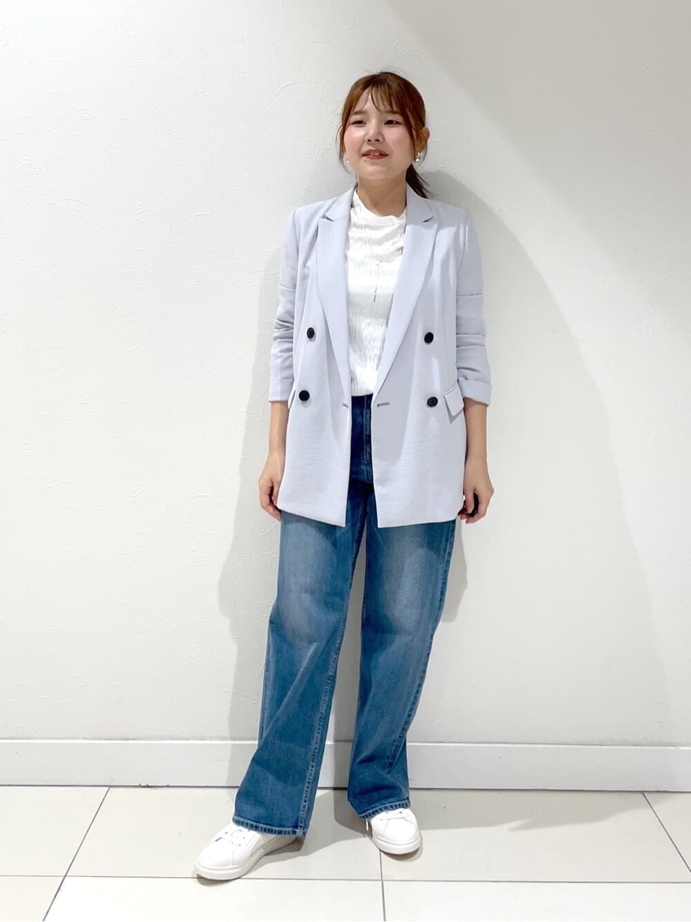グレー系のスーツジャケット、ホワイト系のシャツ/ブラウス、ブルー系のデニムパンツを着用したレディースの夏コーディネートの4枚目の写真