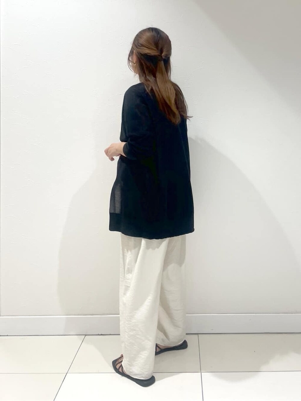 ホワイト系のシャツ/ブラウス、ホワイト系のその他パンツを着用したレディースの夏コーディネートの7枚目の写真