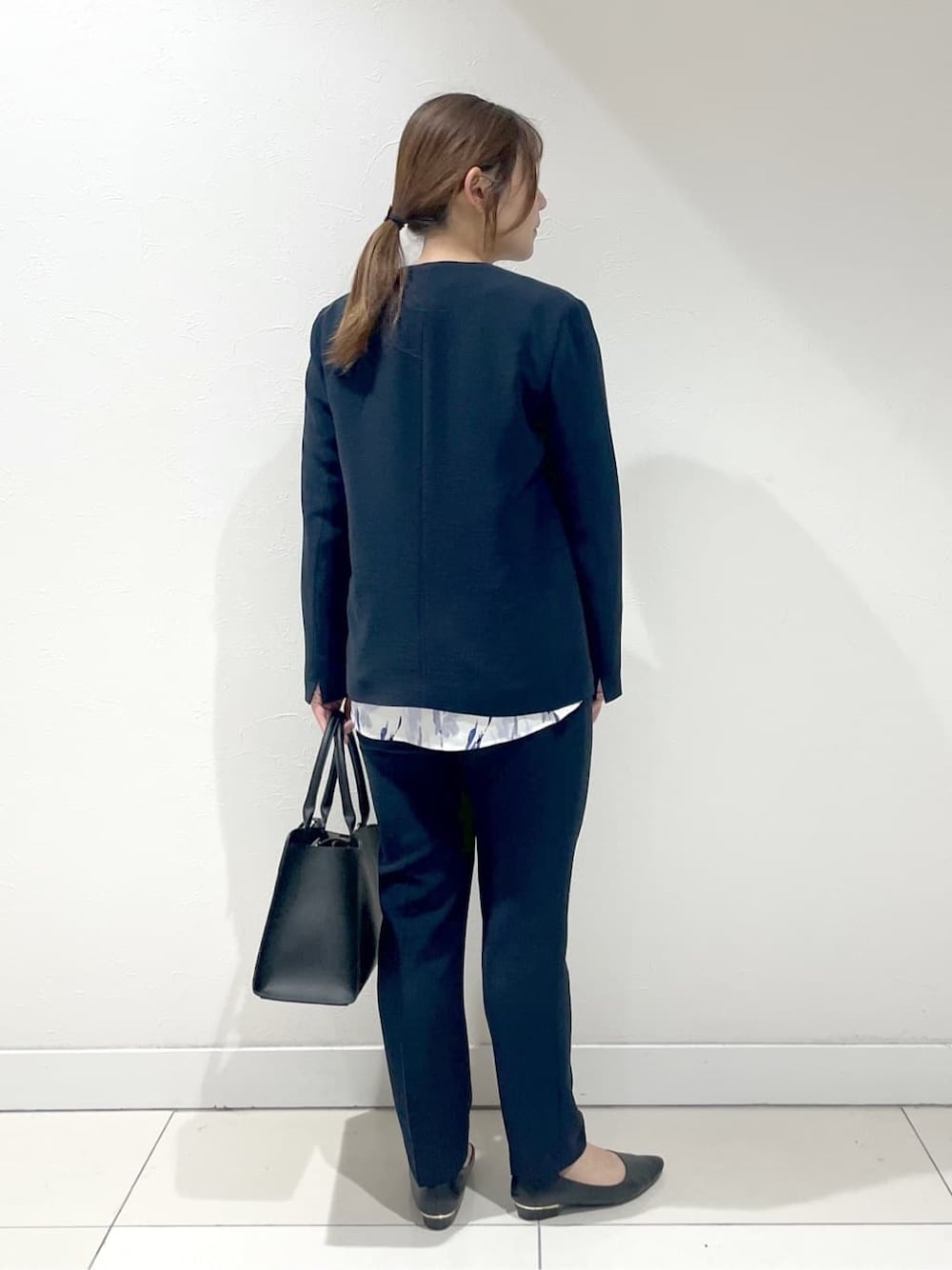 ブルー系のスーツジャケット、ブルー系のスーツパンツ、ブルー系のシャツ/ブラウスを着用したレディースの冬コーディネートの3枚目の写真