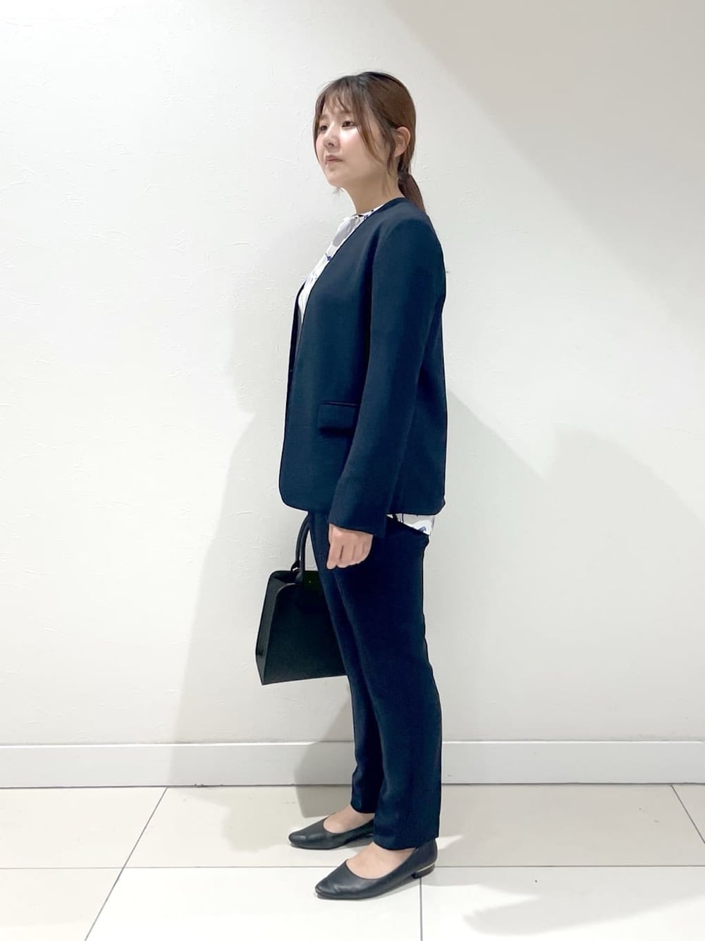 ブルー系のスーツジャケット、ブルー系のスーツパンツ、ブルー系のシャツ/ブラウスを着用したレディースの冬コーディネートの2枚目の写真