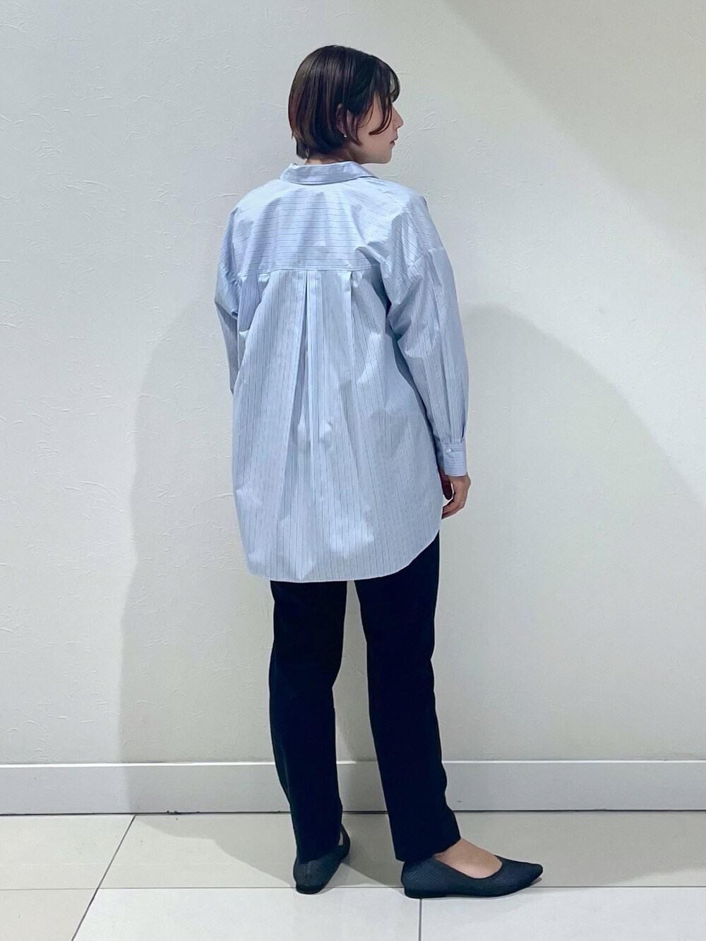 ブルー系のシャツ/ブラウス、ブルー系のシャツ/ブラウス、ブラック系のその他パンツを着用したレディースの春コーディネートの2枚目の写真