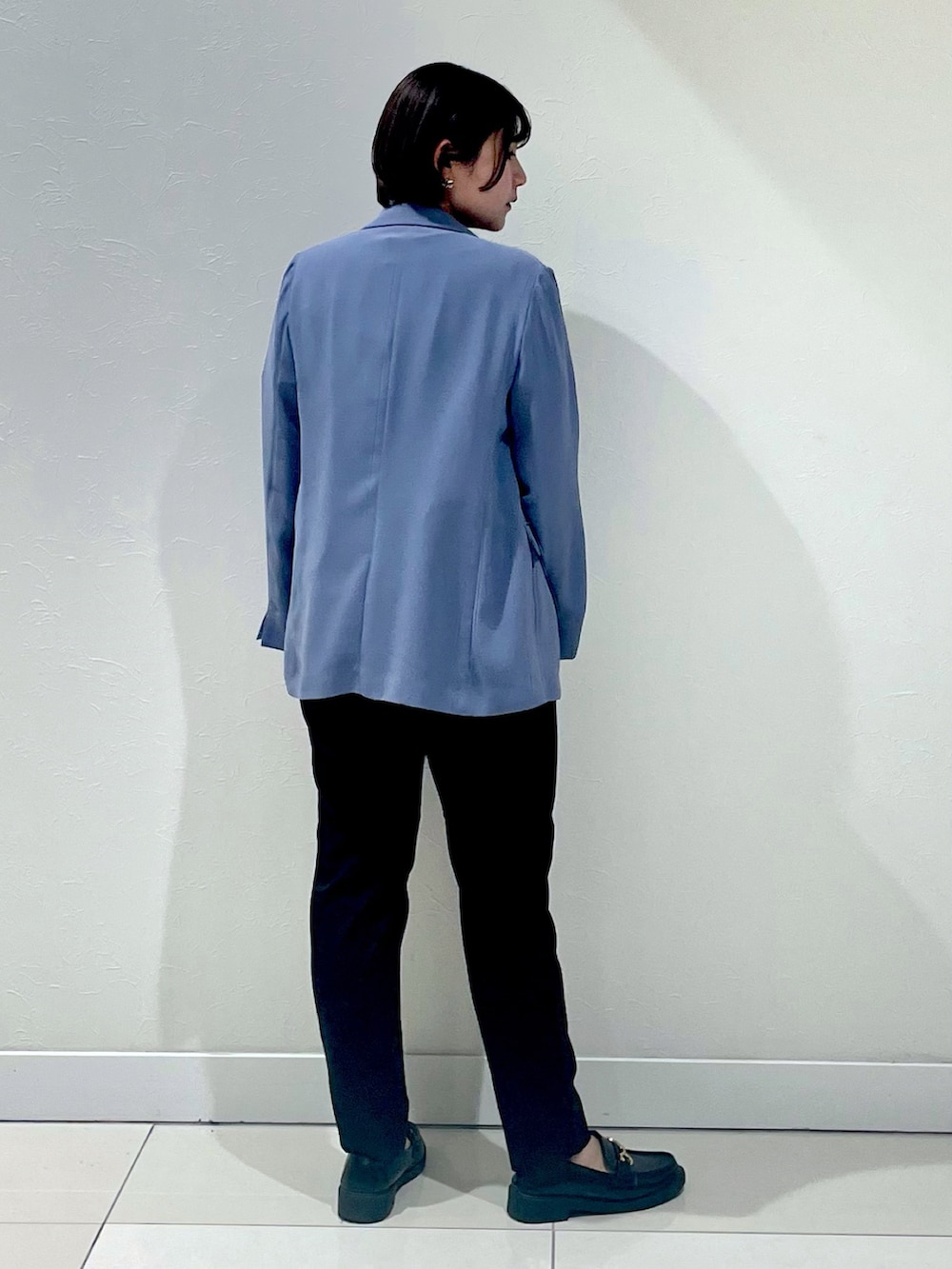 ブルー系のスーツジャケット、ブラック系のシャツ/ブラウス、ブラック系のその他パンツを着用したレディースの春コーディネートの2枚目の写真