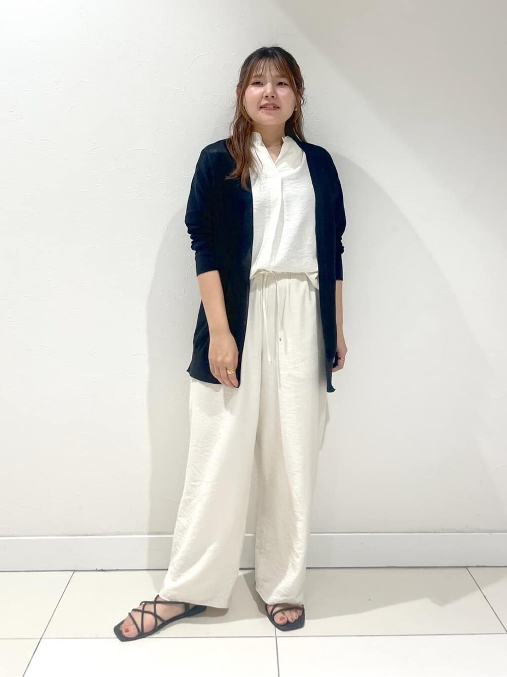 ホワイト系のシャツ/ブラウス、ホワイト系のその他パンツを着用したレディースの夏コーディネートの5枚目の写真