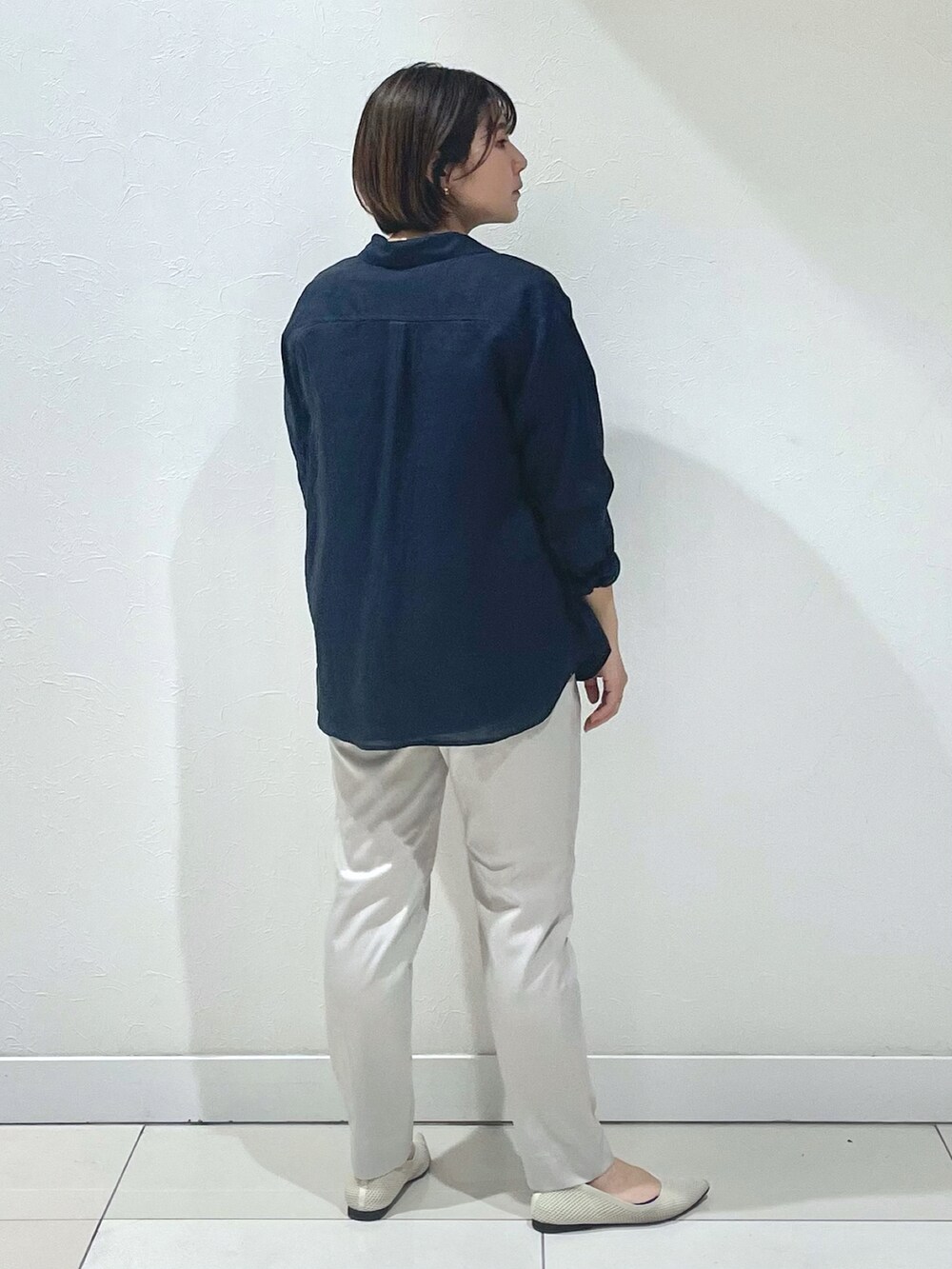 ブルー系のシャツ/ブラウス、ブルー系のシャツ/ブラウス、ベージュ系のパンプスを着用したレディースの春コーディネートの2枚目の写真