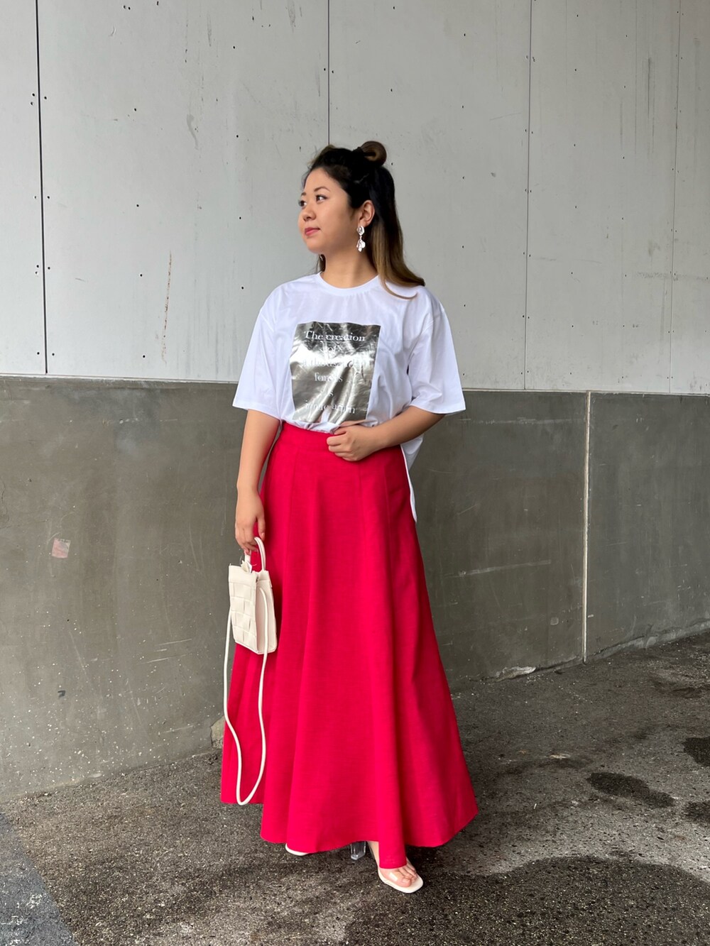 ホワイト系のサンダル、ホワイト系のショルダーバッグ、レッド系のワンピースを着用したレディースの春コーディネートの2枚目の写真