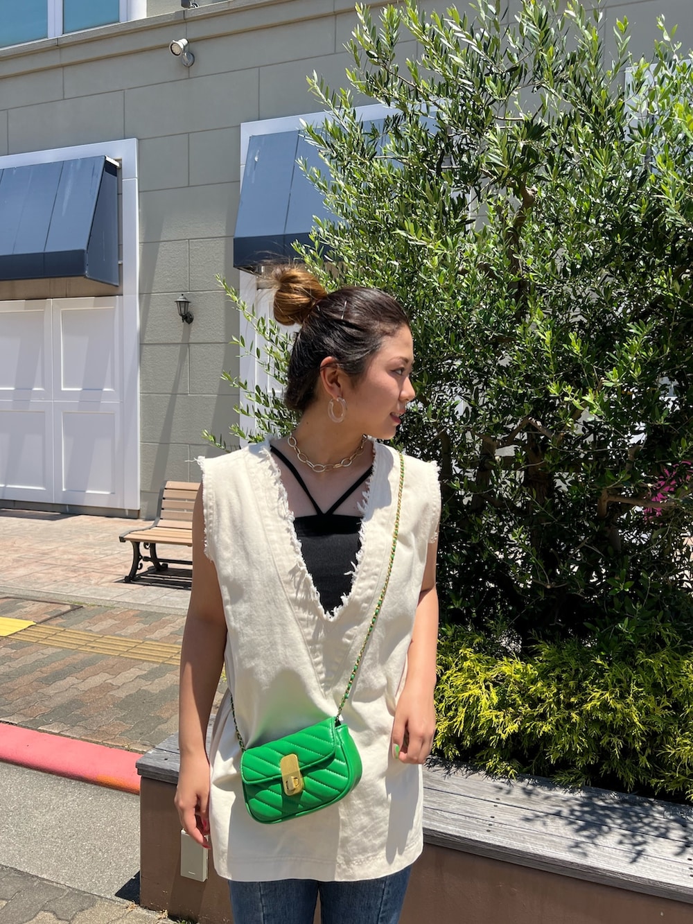 ホワイト系のシャツ/ブラウス、ホワイト系のサンダル、ブルー系のデニムパンツを着用したレディースの夏コーディネートの3枚目の写真