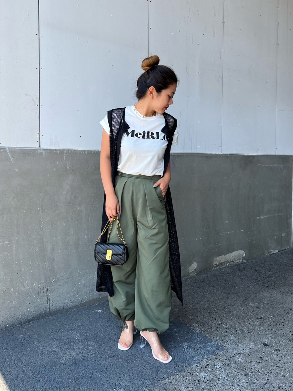 「ロゴT、白Tシャツ、パラシュートパンツ、カーゴパンツ、トレンドコーデ、メッシュワンピ、秋先取りコーデ、秋服準備はじめました、ミニバッグ、秋のコーデ、ビッグシルエット、クリアサンダル、プチプラコーデ、y2k、リバイバル」｜「prose verseの《WEB先行予約》【ヒールの高さが選べる】クリアヒールサンダル（サンダル、ホワイト系）」を使った、ayachanさん（レディース・159cm）の夏コーディネートの2枚目の写真