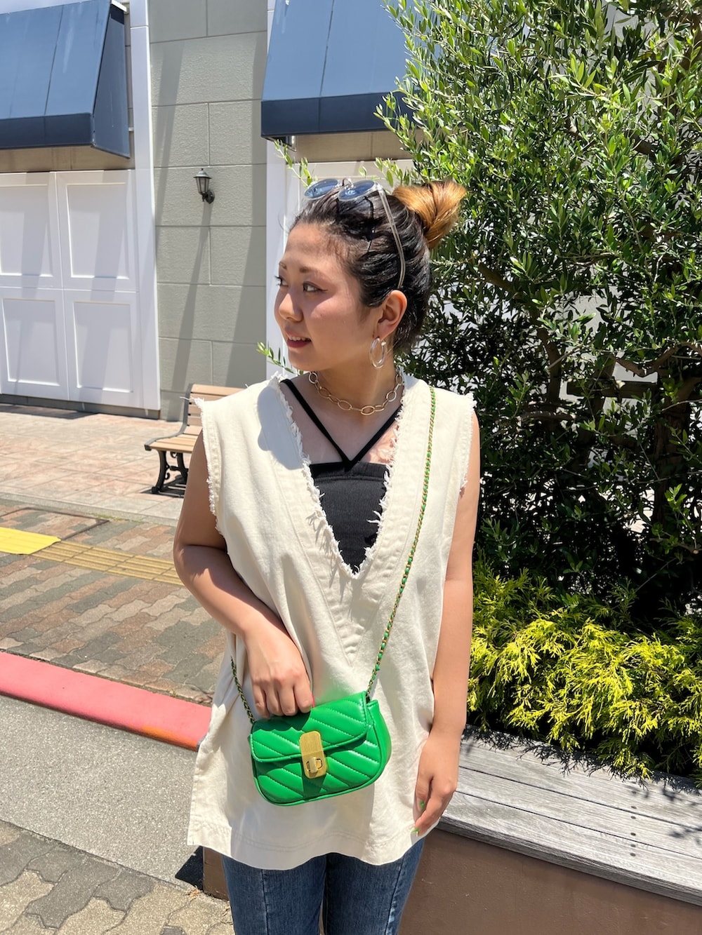 ホワイト系のシャツ/ブラウス、ホワイト系のサンダル、ブルー系のデニムパンツを着用したレディースの夏コーディネートの4枚目の写真