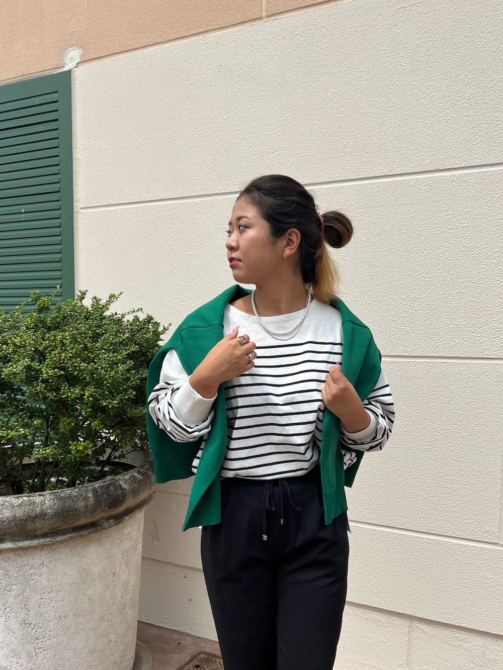 ブラック系のTシャツ/カットソー、グリーン系のカーディガン/ボレロ、ブラック系のブーツを着用したレディースの夏コーディネートの2枚目の写真