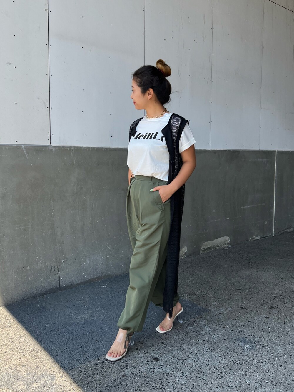「ロゴT、白Tシャツ、パラシュートパンツ、カーゴパンツ、トレンドコーデ、メッシュワンピ、秋先取りコーデ、秋服準備はじめました、ミニバッグ、秋のコーデ、ビッグシルエット、クリアサンダル、プチプラコーデ、y2k、リバイバル」｜「prose verseの《WEB先行予約》【ヒールの高さが選べる】クリアヒールサンダル（サンダル、ホワイト系）」を使った、ayachanさん（レディース・159cm）の夏コーディネートの3枚目の写真