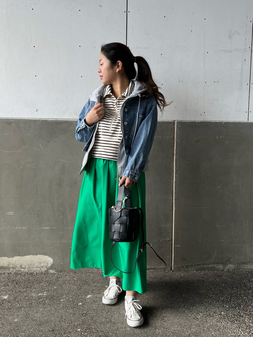 ホワイト系のTシャツ/カットソー、グリーン系のスカート、ブラック系のショルダーバッグを着用したレディースの冬コーディネートの2枚目の写真