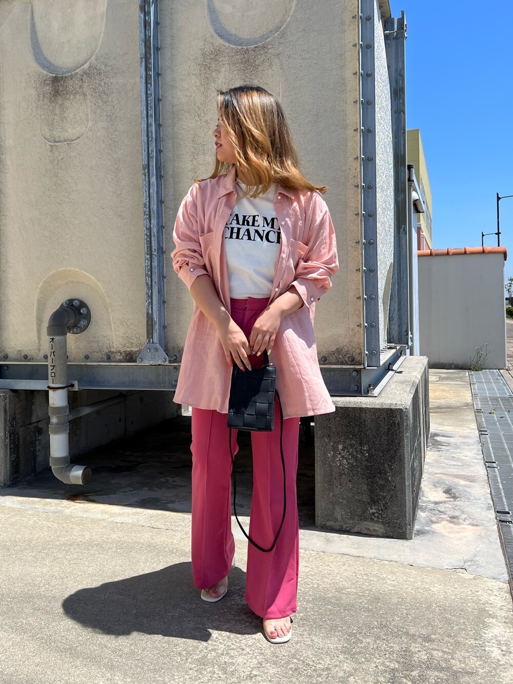 ピンク系のシャツ/ブラウス、ホワイト系のサンダル、ピンク系のその他パンツを着用したレディースの春コーディネートの2枚目の写真