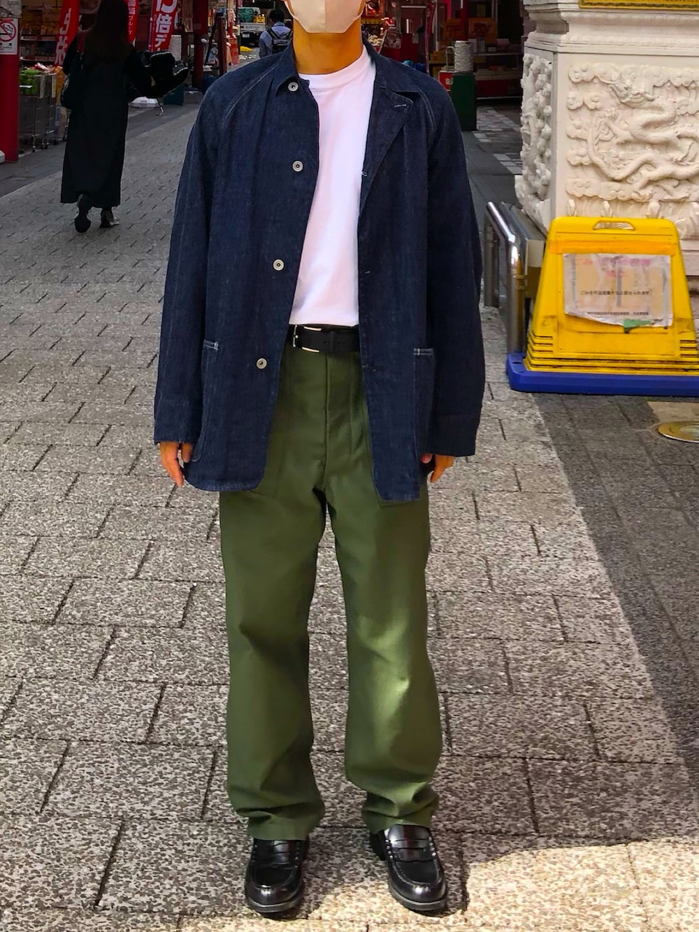 「秋服まるっと大公開、秋服、シンプルコーデ、カジュアルコーデ、休日スタイル、デニムジャケット、ベイカーパンツ、COMOLI、CIOTA」｜「CIOTAのアイテム（カーゴパンツ、グリーン系）」を使った、kazukingさん（メンズ・163cm）の秋コーディネートの2枚目の写真