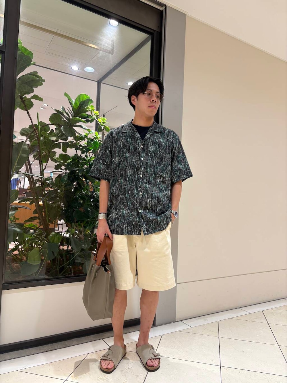「大人カジュアル、カジュアルコーデ、柄シャツ、夏コーデ、休日コーデ、BIRKENSTOCK、サンダルコーデ、金子眼鏡、プリントシャツ、henderscheme、リゾートコーデ、抜け感コーデ、widedad」｜「KANEKO OPTICALの『別注』KANEKO OPTICAL×URBAN RESEARCH　URA-9（メガネ、シルバー系）」を使った、おいちゃんさん（メンズ・174cm）の夏コーディネートの3枚目の写真