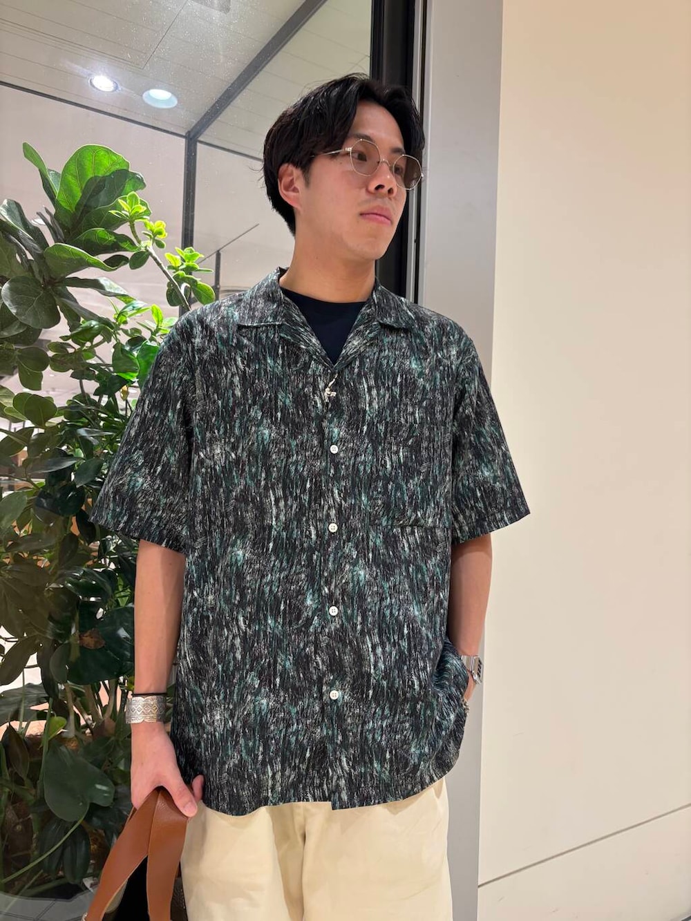 「大人カジュアル、カジュアルコーデ、柄シャツ、夏コーデ、休日コーデ、BIRKENSTOCK、サンダルコーデ、金子眼鏡、プリントシャツ、henderscheme、リゾートコーデ、抜け感コーデ、widedad」｜「KANEKO OPTICALの『別注』KANEKO OPTICAL×URBAN RESEARCH　URA-9（メガネ、シルバー系）」を使った、おいちゃんさん（メンズ・174cm）の夏コーディネートの5枚目の写真
