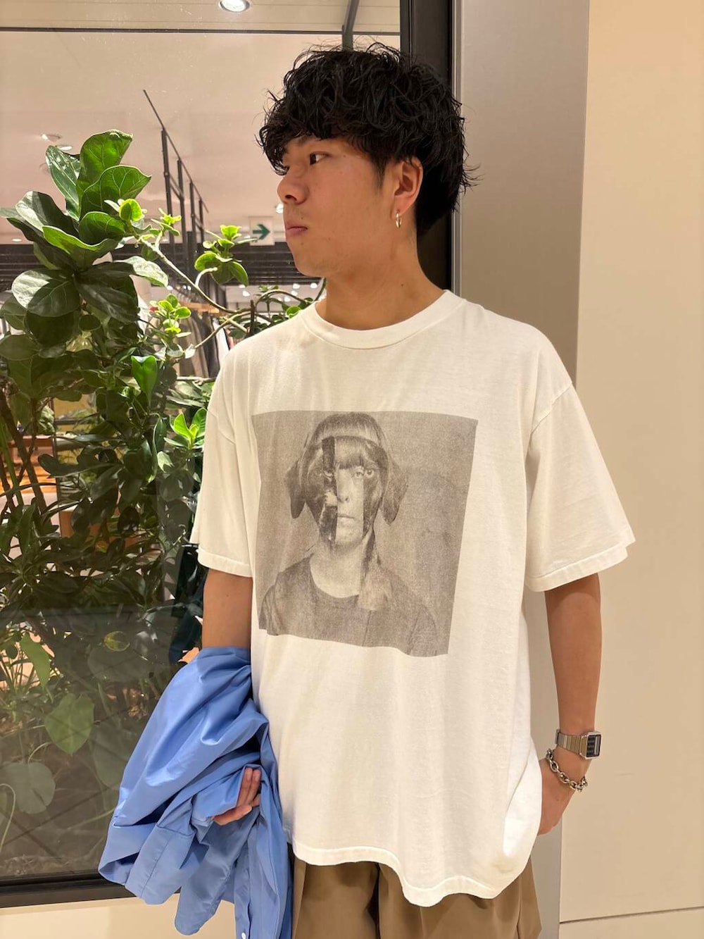「大人カジュアル、Wrangler、夏コーデ、semoh、トーマスメイソン、ストリートミックス、アートtシャツ、ショーツスタイル、ローファーコーデ、抜け感コーデ、サマーショーツ、上品カジュアル」｜「THOMAS MASONのトーマスメイソンオーバーシャツ（シャツ/ブラウス、ブルー系）」を使った、おいちゃんさん（メンズ・174cm）の春コーディネートの4枚目の写真