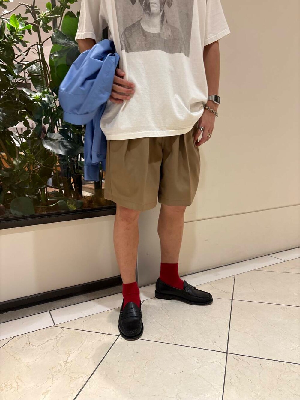 「大人カジュアル、Wrangler、夏コーデ、semoh、トーマスメイソン、ストリートミックス、アートtシャツ、ショーツスタイル、ローファーコーデ、抜け感コーデ、サマーショーツ、上品カジュアル」｜「THOMAS MASONのトーマスメイソンオーバーシャツ（シャツ/ブラウス、ブルー系）」を使った、おいちゃんさん（メンズ・174cm）の春コーディネートの6枚目の写真