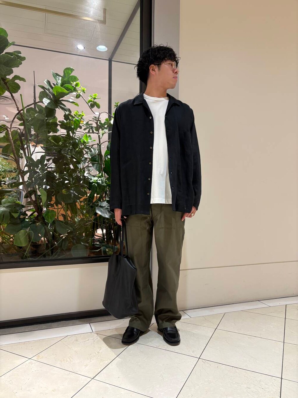 ホワイト系のTシャツ/カットソー、シルバー系のメガネを着用したメンズの春コーディネートの5枚目の写真